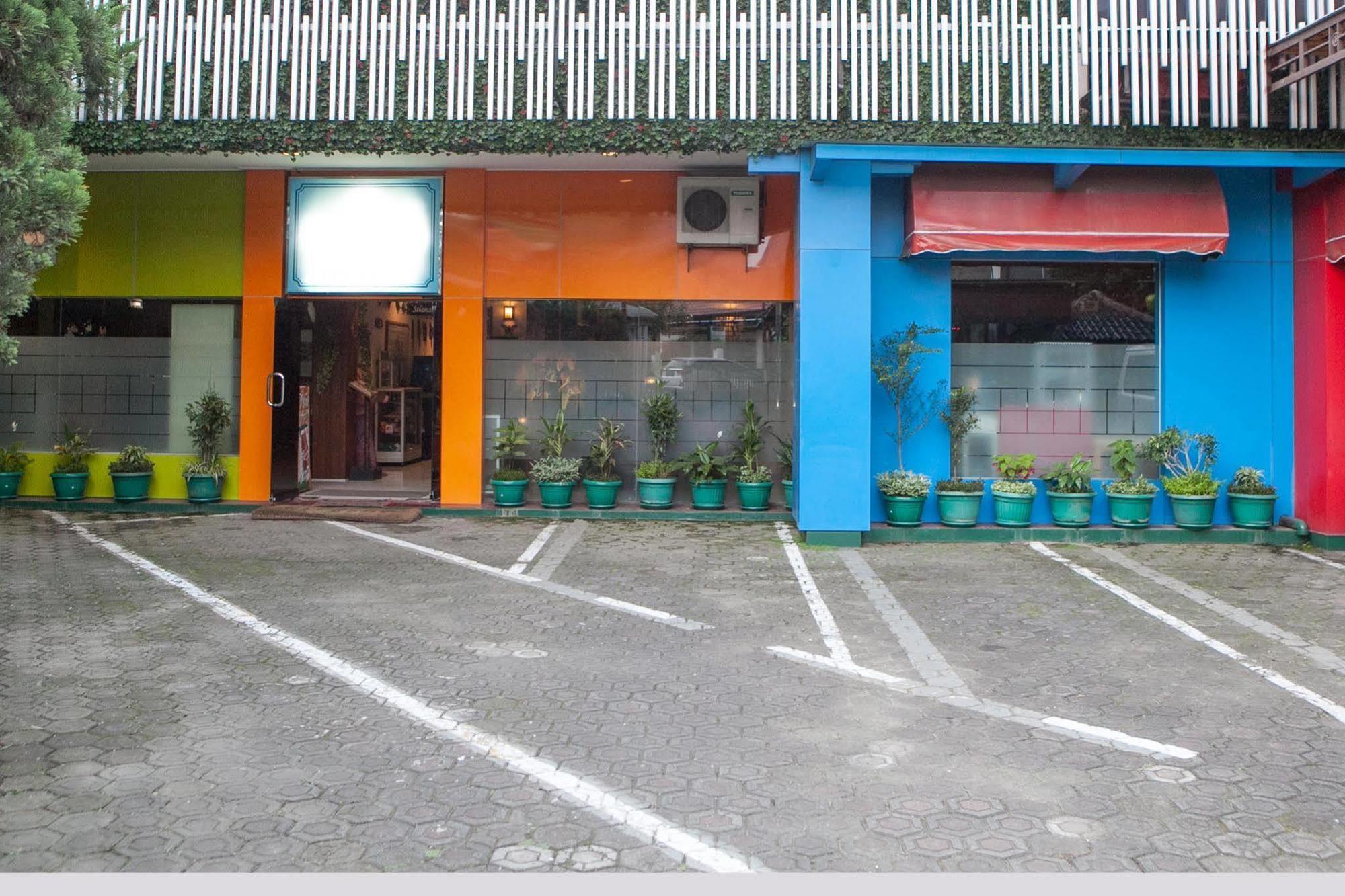 Reddoorz Plus Near Riau Street Bandung Esterno foto