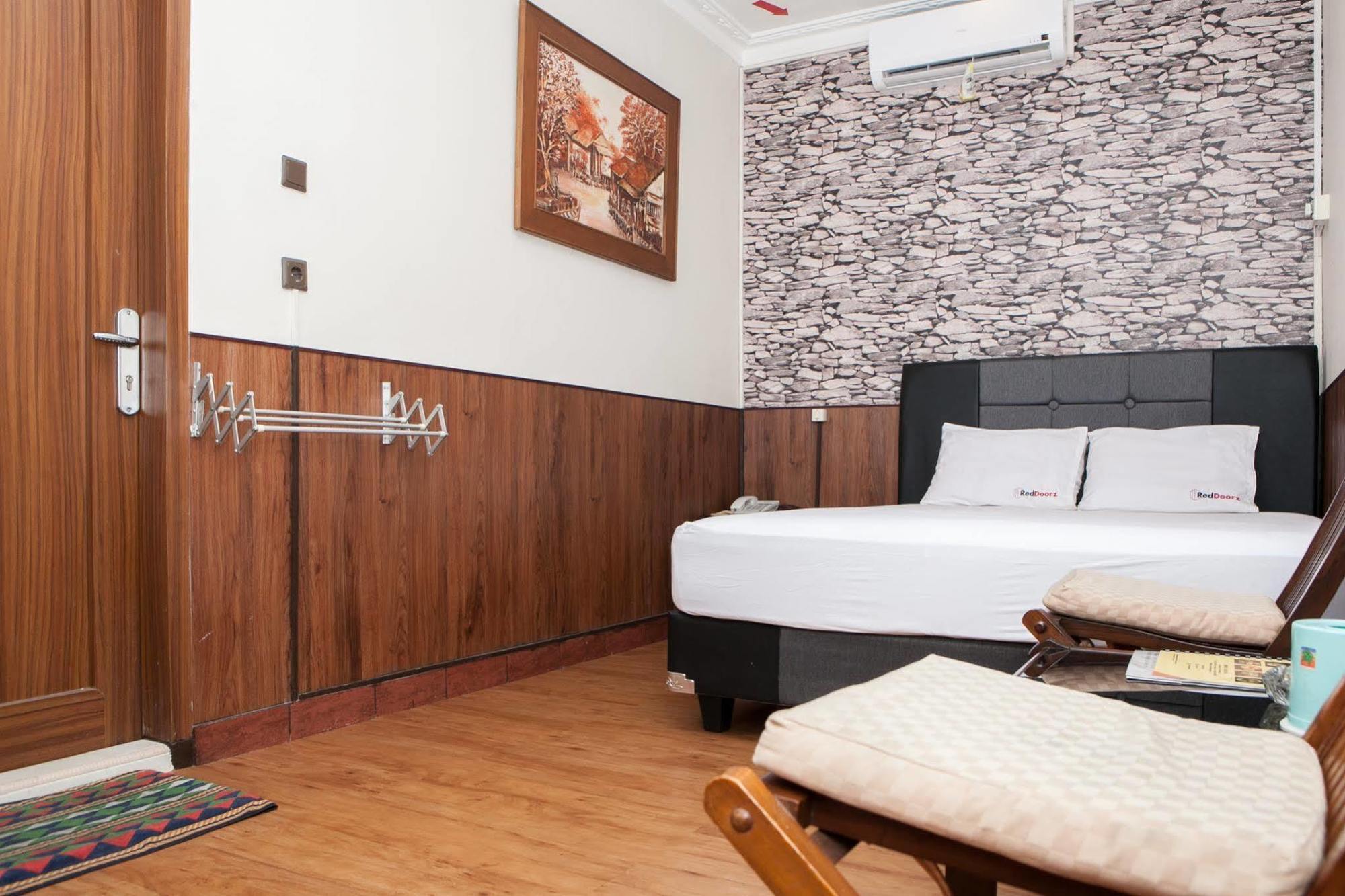 Reddoorz Plus Near Riau Street Bandung Esterno foto