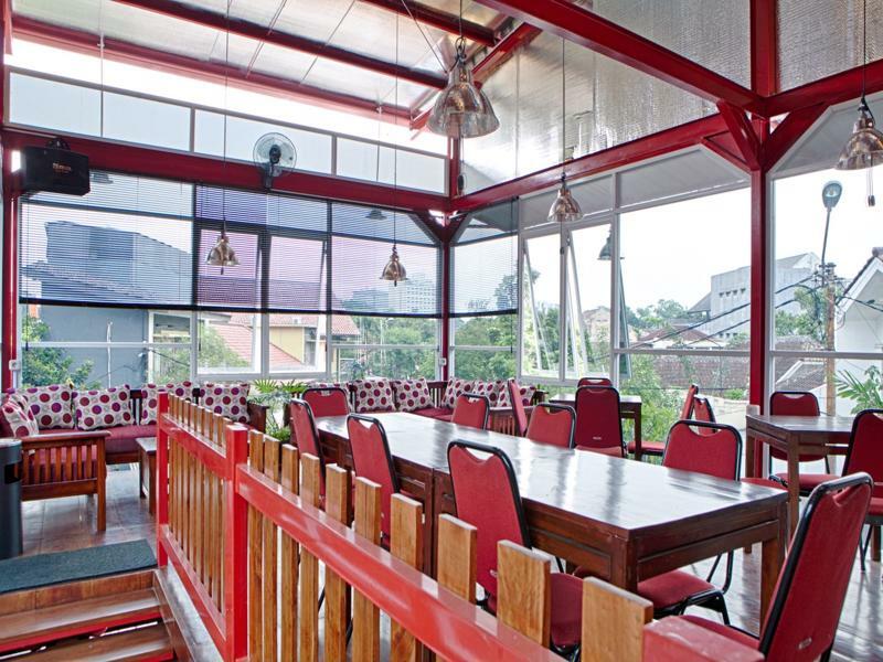 Reddoorz Plus Near Riau Street Bandung Esterno foto
