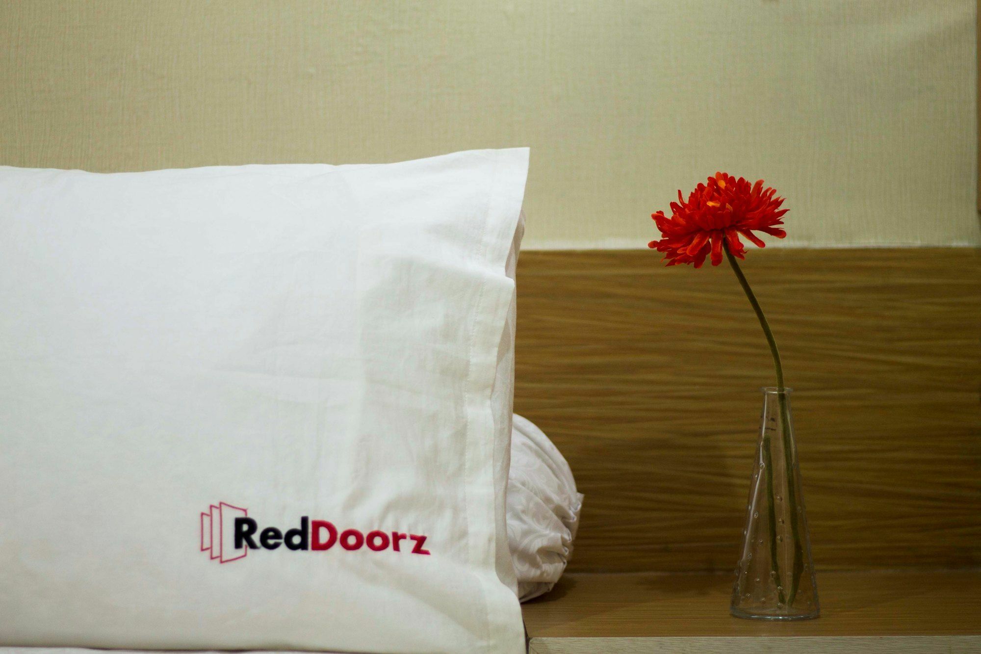Reddoorz Plus Near Riau Street Bandung Esterno foto